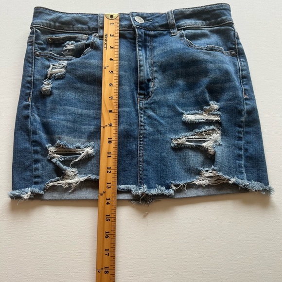 EUC American Eagle Distressed Denim Mini Skirt Size 10 🔥🔥 (D2) - Picture 3 of 14